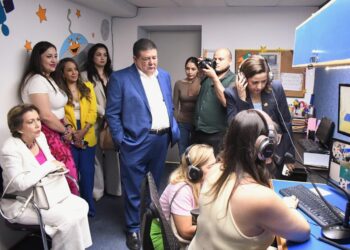 César Jáuregui recibe a la creadora del programa “Antenas por los Niños”