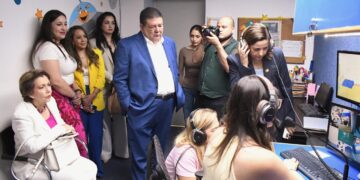 César Jáuregui recibe a la creadora del programa “Antenas por los Niños”