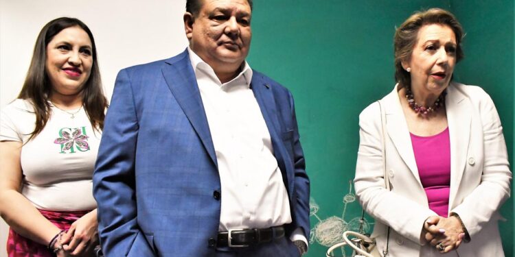 César Jáuregui recibe a la creadora del programa “Antenas por los Niños”