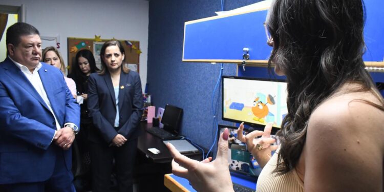 César Jáuregui recibe a la creadora del programa “Antenas por los Niños”