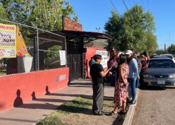 Padres toman escuela en la colonia Industrial por maestra “agresiva”