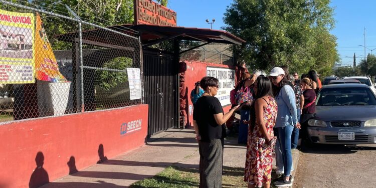 Padres toman escuela en la colonia Industrial por maestra “agresiva”