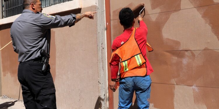 Jóvenes grafiteros reparan daños en la ciudad