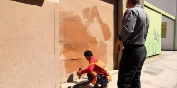 Jóvenes grafiteros reparan daños en la ciudad