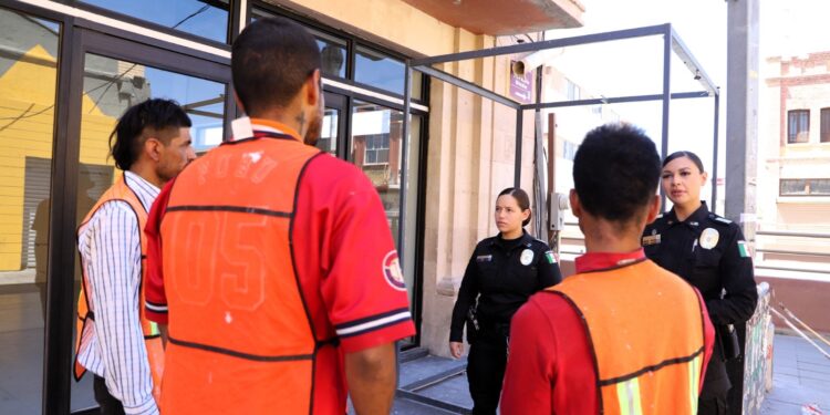 Jóvenes grafiteros reparan daños en la ciudad