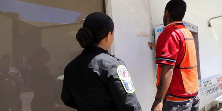 Jóvenes grafiteros reparan daños en la ciudad