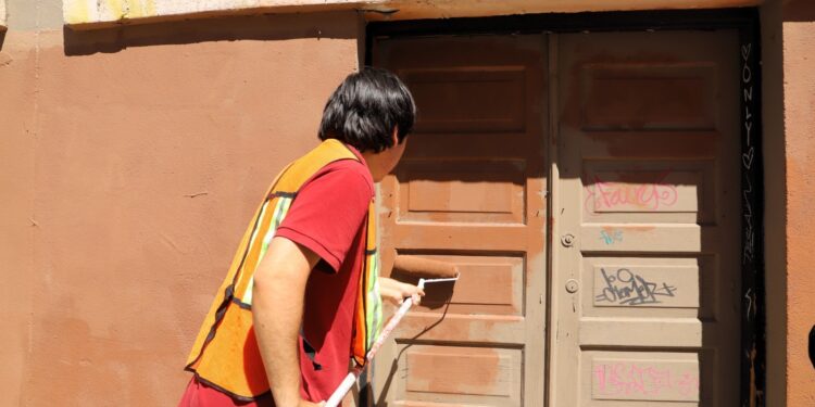 Jóvenes grafiteros reparan daños en la ciudad