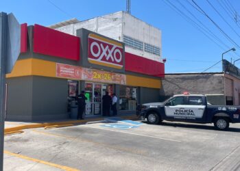 Roban 7 mil pesos de OXXO y agreden a empleada de 60 años