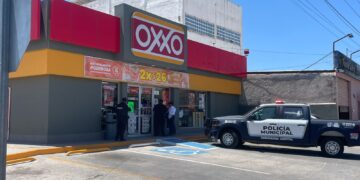Roban 7 mil pesos de OXXO y agreden a empleada de 60 años