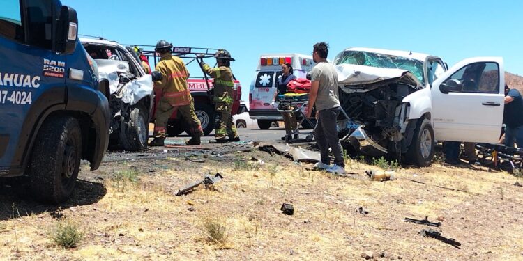Choque frontal deja a dos conductores atrapados en Cuauhtémoc