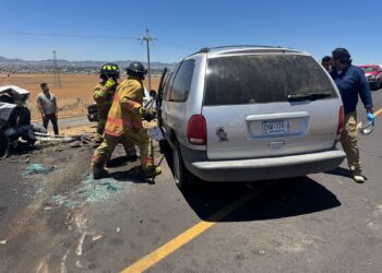 Choque frontal deja a dos conductores atrapados en Cuauhtémoc