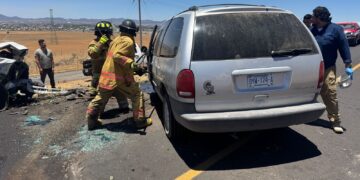 Choque frontal deja a dos conductores atrapados en Cuauhtémoc