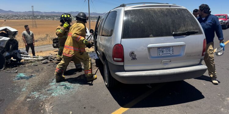 Choque frontal deja a dos conductores atrapados en Cuauhtémoc