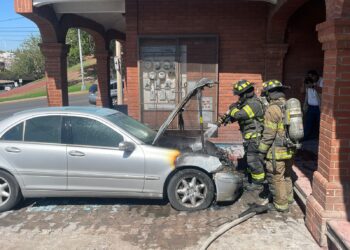 Se incendia Mercedes por falla mecánica en la Teófilo Borunda