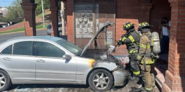 Se incendia Mercedes por falla mecánica en la Teófilo Borunda