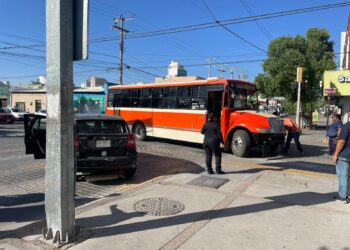 Choque contra camión de transporte deja dos lesionados