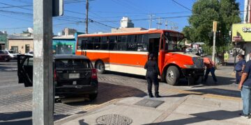 Choque contra camión de transporte deja dos lesionados