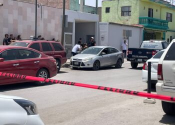 Hombre sufrió un infarto en su auto