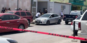 Hombre sufrió un infarto en su auto