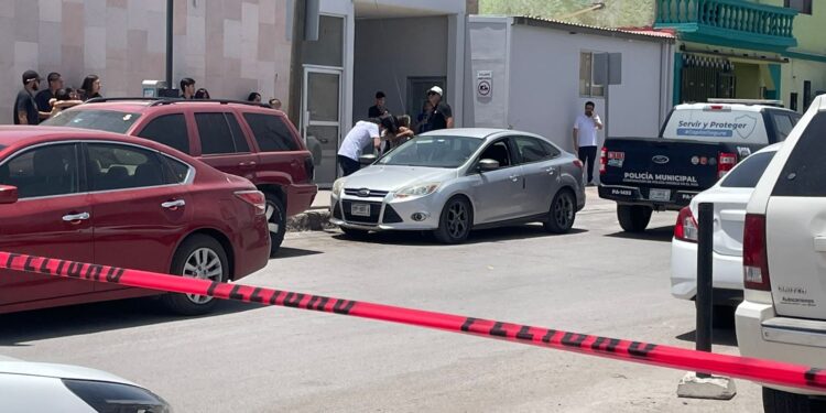 Hombre sufrió un infarto en su auto