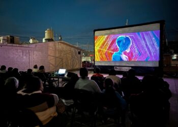 Invitan a ver Shrek 2 en una función de cine al aire libre