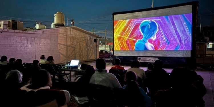 Invitan a ver Shrek 2 en una función de cine al aire libre