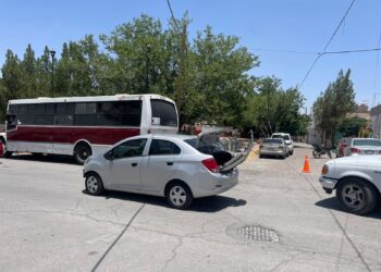 Motociclista omite alto y termina impactando automóvil 