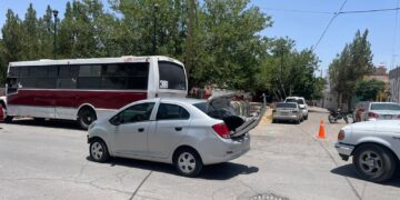 Motociclista omite alto y termina impactando automóvil 