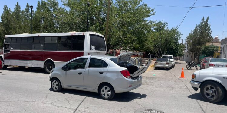 Motociclista omite alto y termina impactando automóvil 