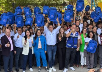Entregan kits escolares a 30 escuelas de nivel superior