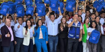 Entregan kits escolares a 30 escuelas de nivel superior