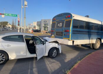 Fuerte choque entre auto y camión en la Av. Vallarta y Américas