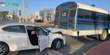Fuerte choque entre auto y camión en la Av. Vallarta y Américas