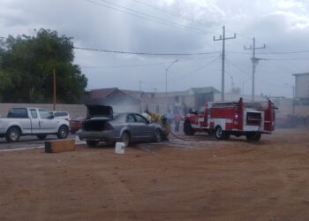 Auto se incendia frente al YMCA en Cuauhtémoc