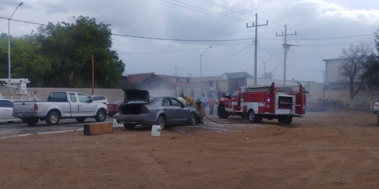 Auto se incendia frente al YMCA en Cuauhtémoc