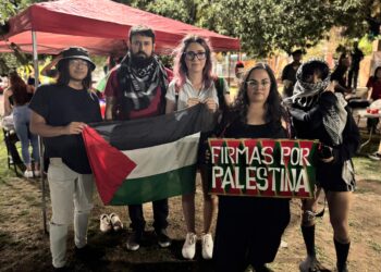 Manifestantes realizan vigilia por Gaza durante festival