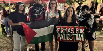 Manifestantes realizan vigilia por Gaza durante festival