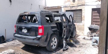 Camioneta se calcina en garaje al sur de Delicias