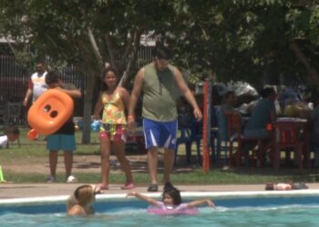 Familias festejan el Día del Padre con asados y chapuzones