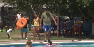 Familias festejan el Día del Padre con asados y chapuzones