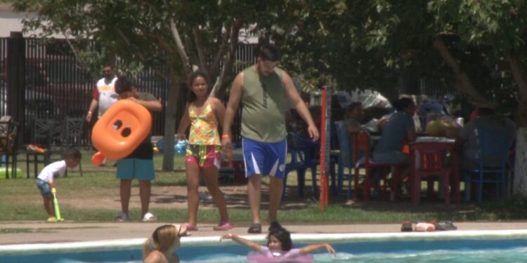 Familias festejan el Día del Padre con asados y chapuzones