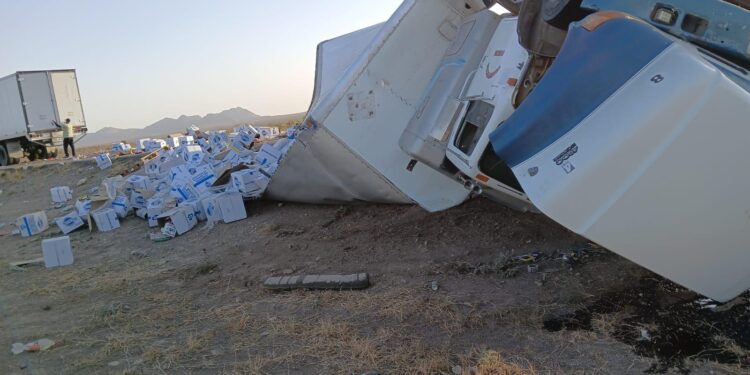 Camión con despensas sufre percance rumbo a Casas Grandes