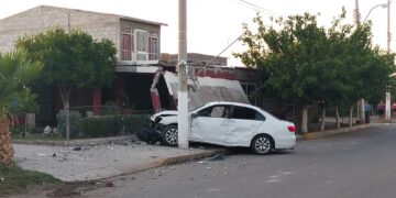 Impacta en su auto contra vivienda en Rosales