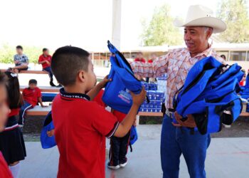 Diputado Arturo Zubía regresa a su primaria y entrega apoyos escolares