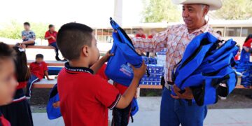 Diputado Arturo Zubía regresa a su primaria y entrega apoyos escolares