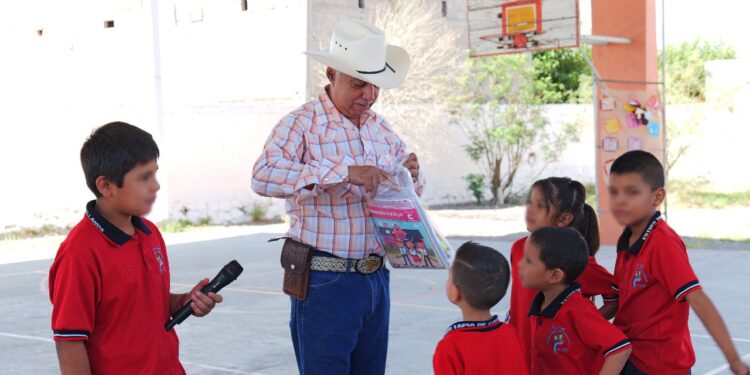 Diputado Arturo Zubía regresa a su primaria y entrega apoyos escolares