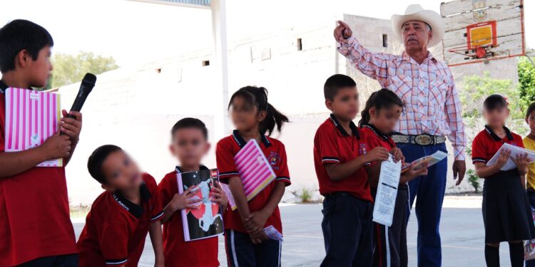 Diputado Arturo Zubía regresa a su primaria y entrega apoyos escolares