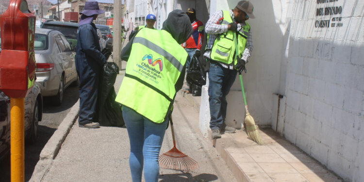 Realizan operativo de limpieza en el primer cuadro de la ciudad