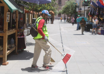 Realizan operativo de limpieza en el primer cuadro de la ciudad