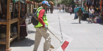 Realizan operativo de limpieza en el primer cuadro de la ciudad